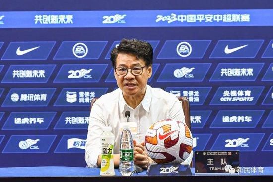 有人认为，他的音乐与莫里康内、威廉姆斯等人的作品有着本质区别。
