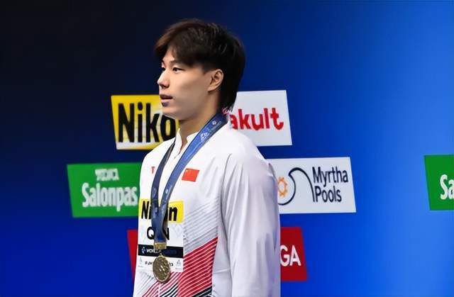 比伯晒妻子泳装照霸气示爱 戴潜水镜海莉性感大方 2019-08-28 8月28日，贾斯汀·比伯在个人社交账号上分享了爱妻海莉·鲍德温的美照。