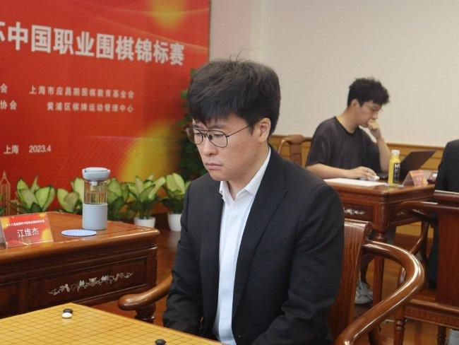 宋丹丹在话剧《白鹿原》中饰演田小娥，在台上解开外衣 短裙秀腿已out！