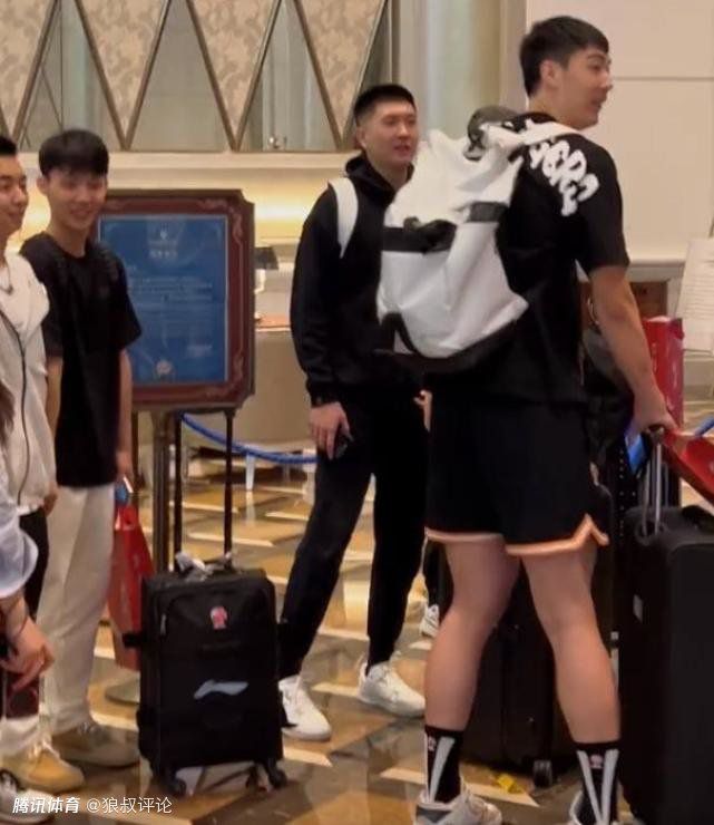 身着栀子花图案等3款上品和服的宫泽，“和风美人”的妩媚气质惊艳全场。
