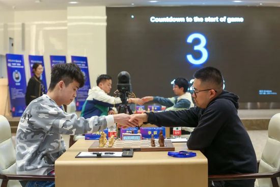 刘昊然巴黎看秀 All Black酷帅有型2023-07-06 好辣！
