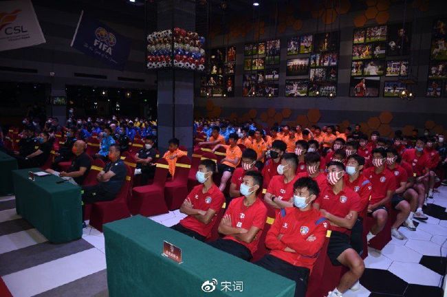 “博仔”则以电影拍摄场记板为头部造型，是电影技术与艺术融合的象征。