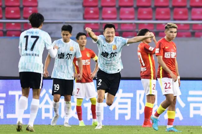 S曲线打造的淋漓尽 章子怡身穿斑马条纹装亮相晚宴 张雨绮爆乳惊艳 2013-05-24 法国戛纳当地时间5月23日，第20届电影人抵制艾滋慈善晚宴隆重举行。