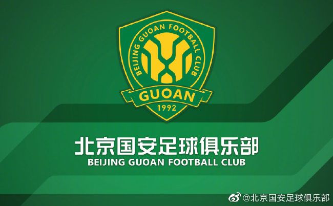 2024-07-04 日前，布拉德·皮特、戴姆森·伊德瑞斯、杰瑞·布鲁克海默等现身F1赛车主题电影《顶点》（Apex）伦敦拍摄现场。
