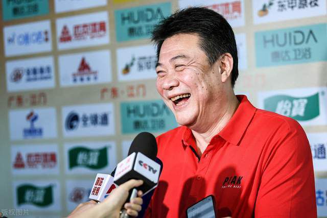 汤姆·希德勒斯顿紧搂米娅纤腰笑容灿烂，而米娅短发造型清爽十足。