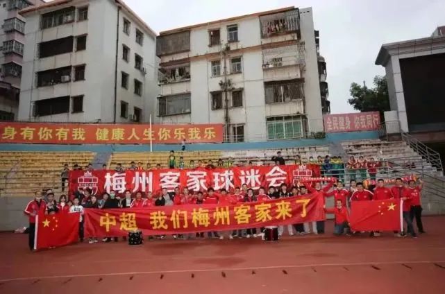 也有的躺在父辈的功劳簿上吃老本，躺平摆烂，苟延残喘。