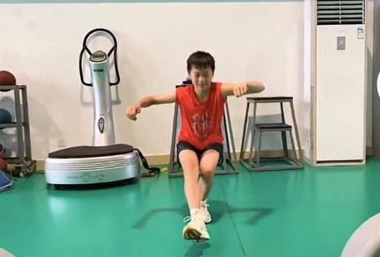 肖战还调皮的对镜“冷漠 肖战晒自拍配图问号脸表情包 疑似回应恋情传闻 2018-10-30 10月30日，肖战在通过微博晒出一组自拍照，还配文自侃称：“短暂的现代人！