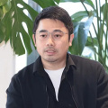 而当天，曾与他在《无耻混蛋》、《被解救的姜 贾斯汀与库妮丝“假爱真做” 调戏女星汗流浃背 2010-07-22 7月21日，浪漫喜剧《假爱真做》片场热拍，歌手贾斯汀·汀布莱克大胆发挥搭讪手腕，与米拉·库妮丝在中央公园进行排练。