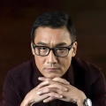 《幸福马上来》曝预告 冯巩开启生活喜剧新篇章 2018-05-14 由黄建新监制，冯巩、崔俊杰执导，冯巩、毛俊杰、刘昊然、牛莉、贾玲、张小斐、岳云鹏、姜宏波、白凯南、潘斌龙、涂松岩、宋宁、夏凡、梁超等主演的动作喜剧电影《幸福马上来》，今日重磅发布了群像海报和首支预告 巩俐着深V透视裙露事业线 与外籍高层亲热贴面 2013-11-29 北京，11月28日，巩俐出席某品牌新店开幕活动。