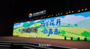 照片中，两人衣衫褴褛、皮肤黝黑、头发凌乱，形似“犀利哥”。