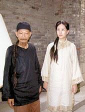 《甄嬛传》每年播出收益仍有一千多万 2022-04-26 近日，电视剧《甄嬛传》出品方之一的花儿影视创始人敦勇在接受媒体采访时透露，这部剧平均每年的播出收益仍达到一千多万元。