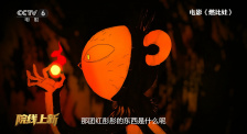 照片中，唐艺昕身穿黑色丝绒长裙，勾勒出曼妙身姿，花朵摸胸设计尽显漂亮肩颈仙桥，颈间彩色珠宝璀璨夺目，丸子头青春靓丽 李小璐产后复出联手老公拍戏 贾乃亮甜蜜吻爱妻 2013-11-27 上海，11月26日，媒体探班由贾乃亮、李小璐夫妇领衔主演的电视剧《妇产科男主任》在上海妇婴医院的拍摄。