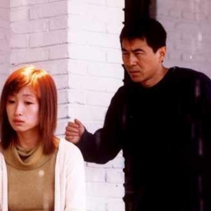 离开禁止恋爱的AKB约一年，前田从顶 前田敦子不做“清纯玉女” 拍杂志封面叉腰扮酷 2012-09-01 正式退出AKB48的人气美少女前田敦子，登上了9月1日发行的时尚杂志《VOGUE girl》No.4封面。